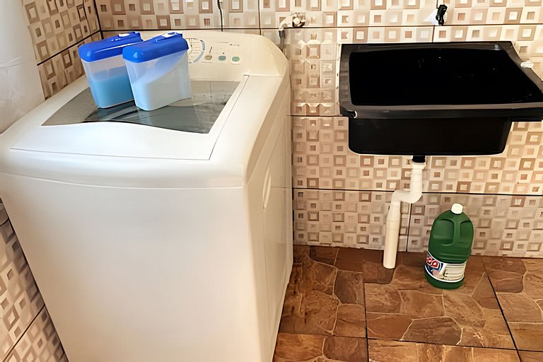 Casa com área gourmet, acomoda até 10 pessoas