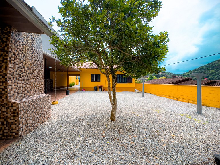 Casa com área gourmet, acomoda até 10 pessoas