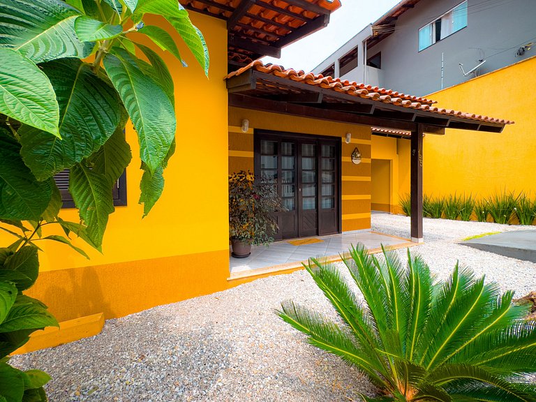 Casa com área gourmet, acomoda até 10 pessoas
