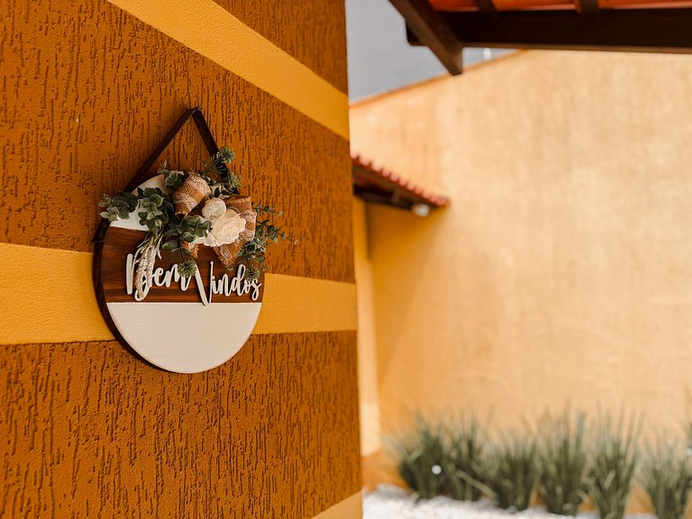 Casa com área gourmet, acomoda até 10 pessoas