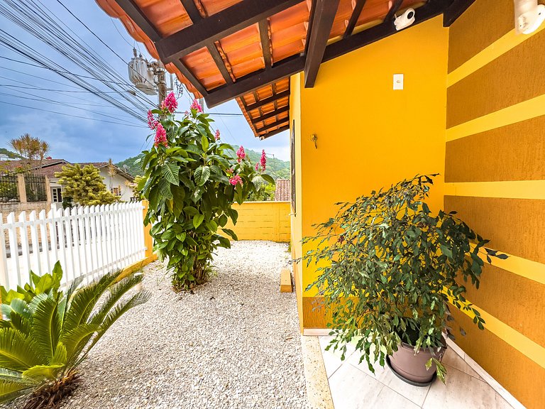 Casa com área gourmet, acomoda até 10 pessoas