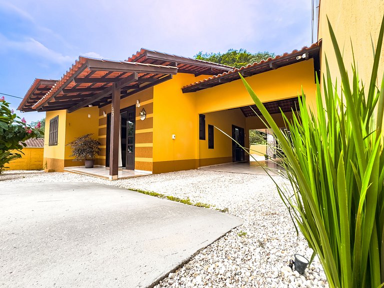 Casa com área gourmet, acomoda até 10 pessoas