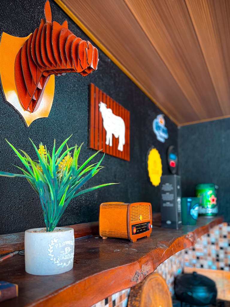 Casa com área gourmet, acomoda até 10 pessoas