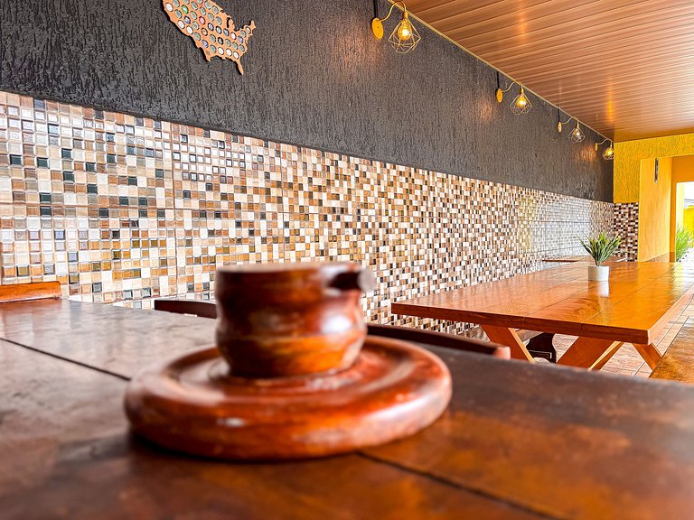 Casa com área gourmet, acomoda até 10 pessoas