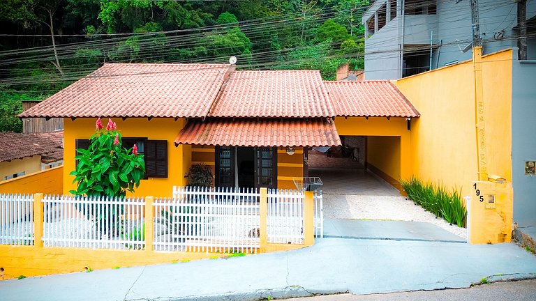 Casa com área gourmet, acomoda até 10 pessoas