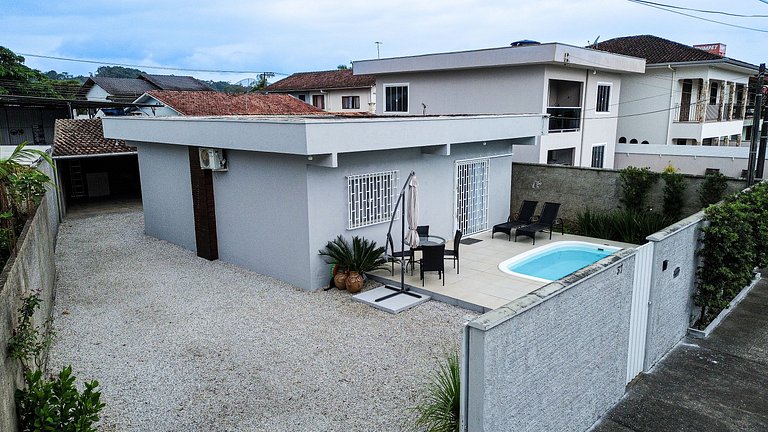 Casa c/ piscina e churrasqueira para até 6 pessoas