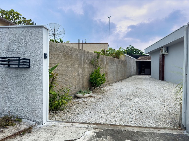 Casa c/ piscina e churrasqueira para até 6 pessoas