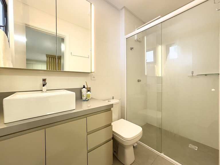 Flat ate 3 pessoas/ prédio com piscina