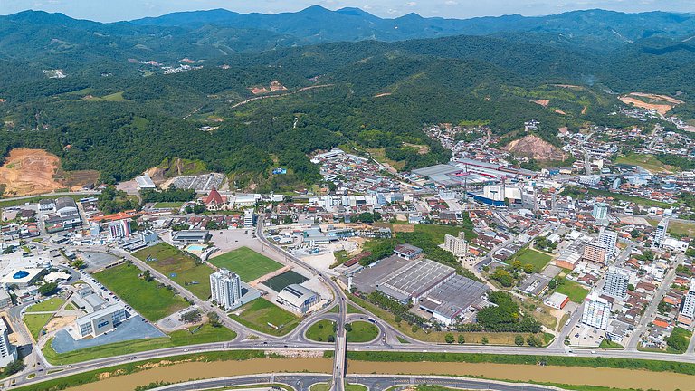 Flat ate 3 pessoas/ ao lado Shoppings