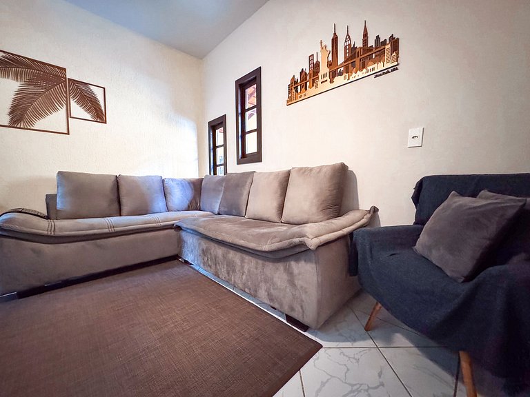 Casa com área gourmet, acomoda até 10 pessoas