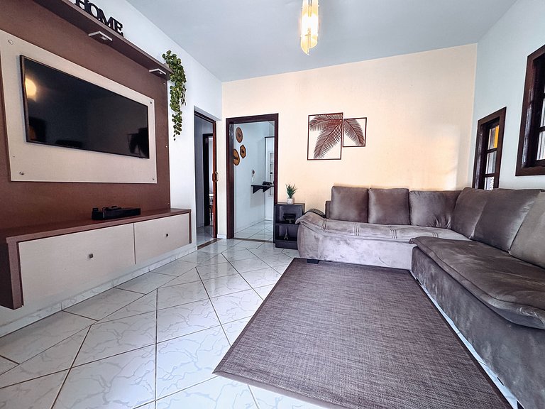 Casa com área gourmet, acomoda até 10 pessoas