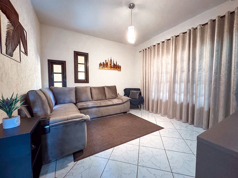Casa com área gourmet, acomoda até 10 pessoas