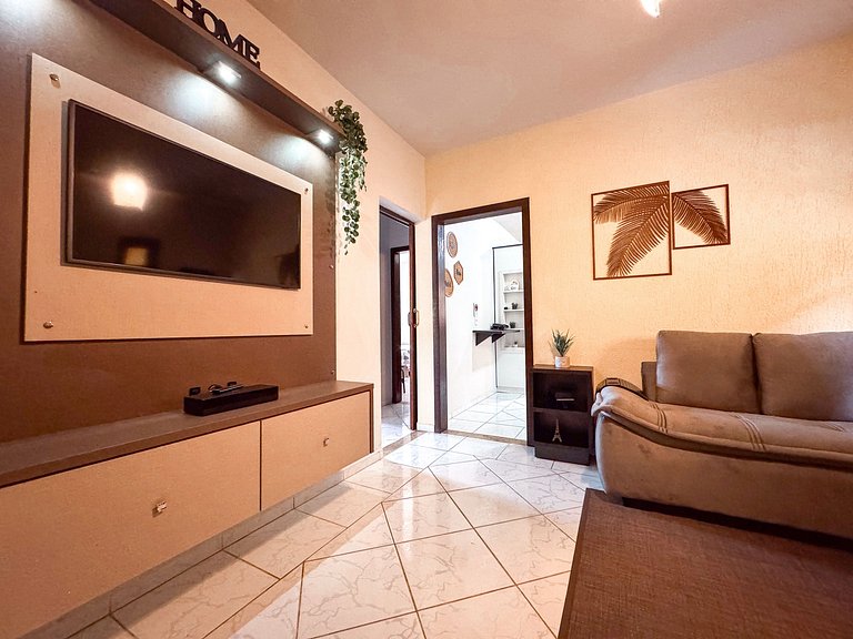 Casa com área gourmet, acomoda até 10 pessoas