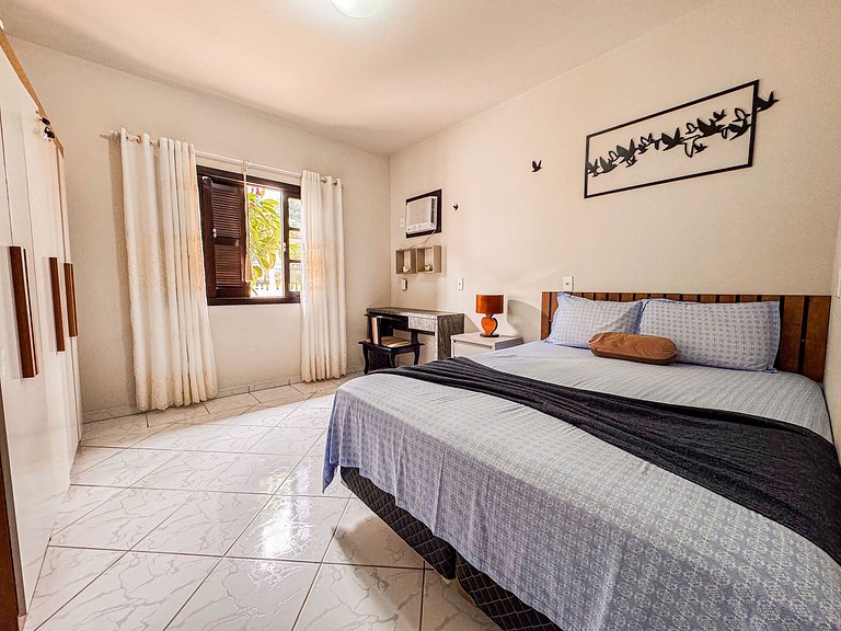 Casa com área gourmet, acomoda até 10 pessoas