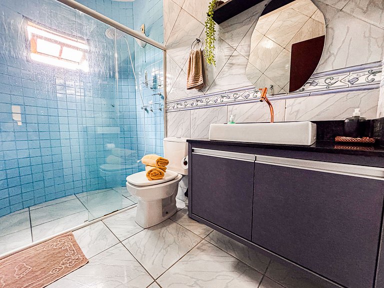 Casa com área gourmet, acomoda até 10 pessoas