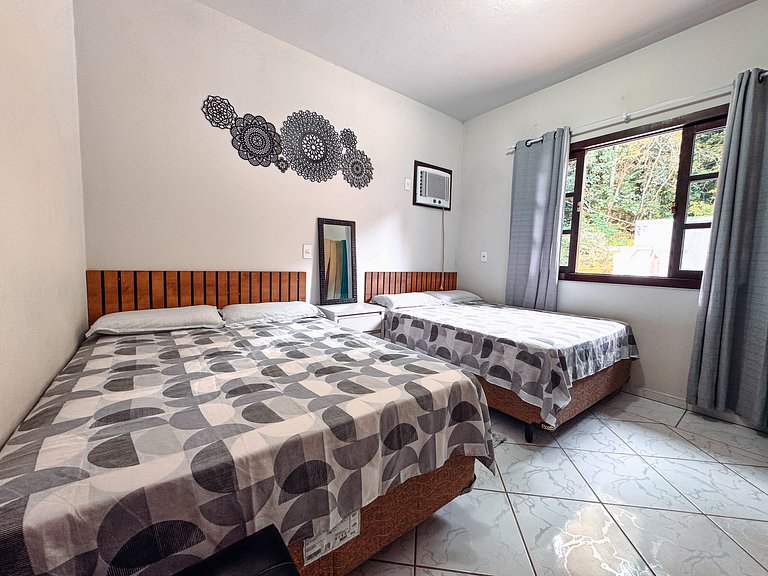 Casa com área gourmet, acomoda até 10 pessoas