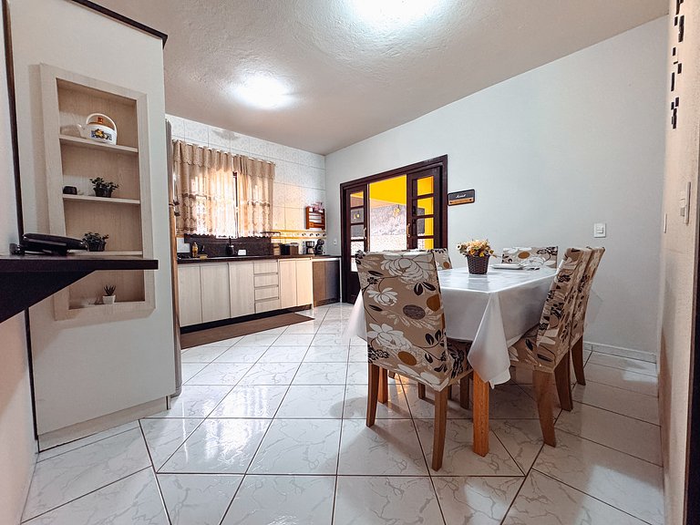 Casa espaçosa com churrasqueira