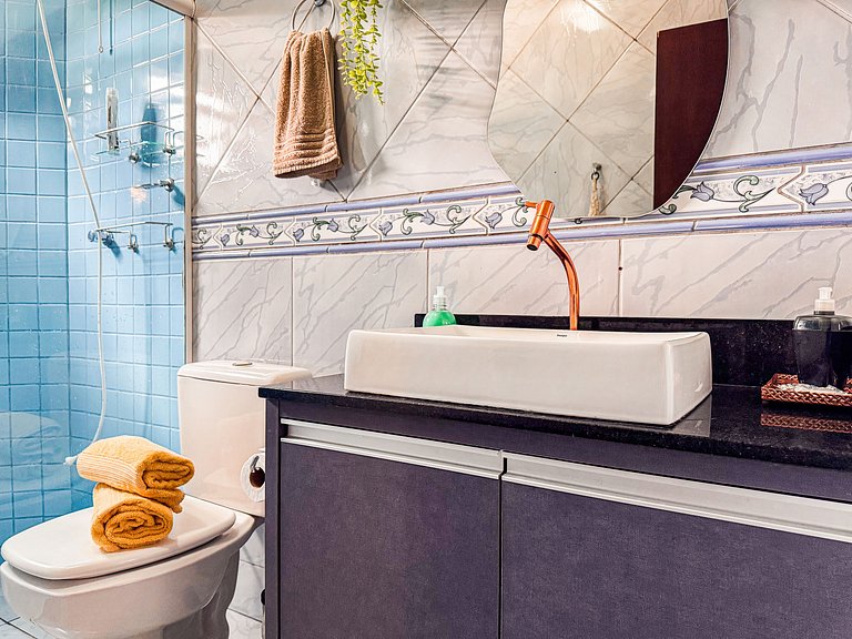 Casa com área gourmet, acomoda até 10 pessoas