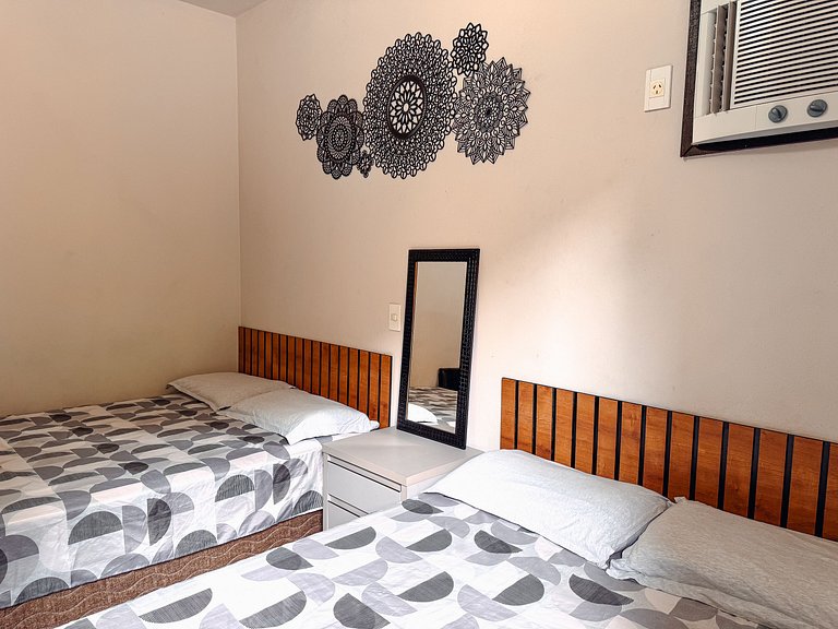 Casa com área gourmet, acomoda até 10 pessoas