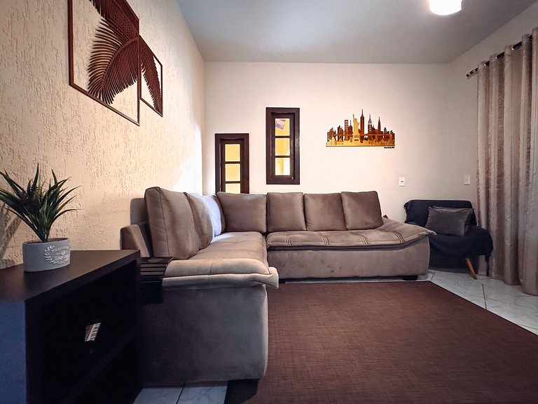 Casa com área gourmet, acomoda até 10 pessoas
