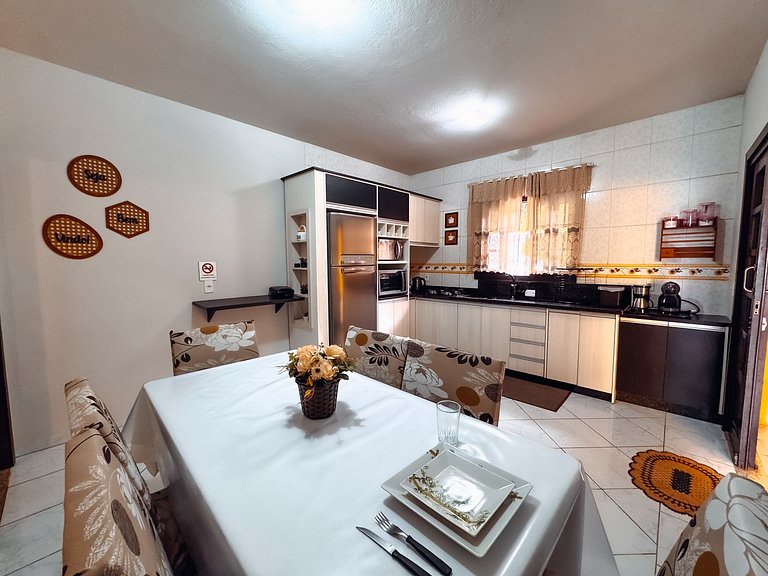 Casa com área gourmet, acomoda até 10 pessoas