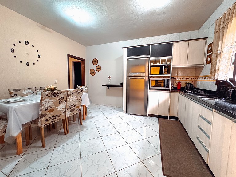 Casa com área gourmet, acomoda até 10 pessoas