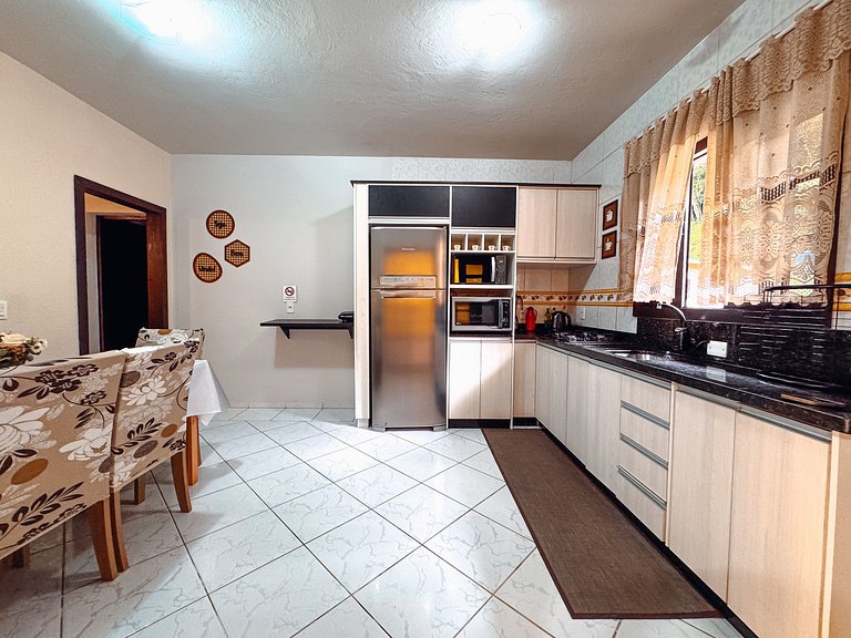 Casa com área gourmet, acomoda até 10 pessoas