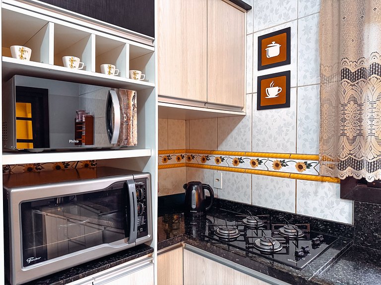 Casa com área gourmet, acomoda até 10 pessoas