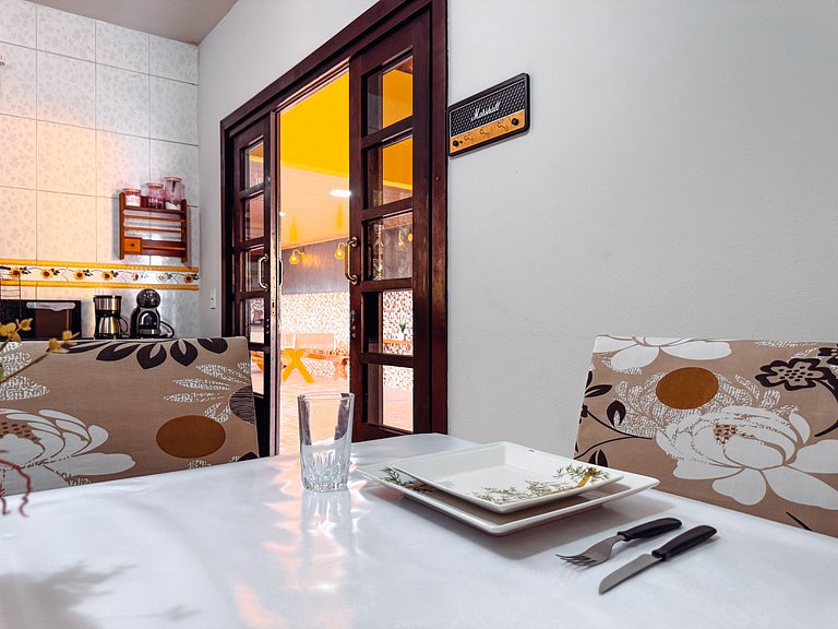 Casa com área gourmet, acomoda até 10 pessoas