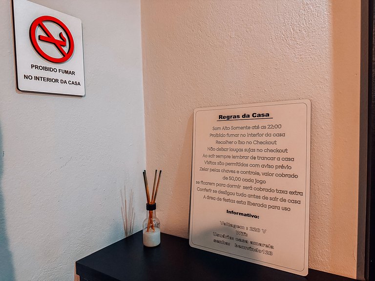 Casa com área gourmet, acomoda até 10 pessoas