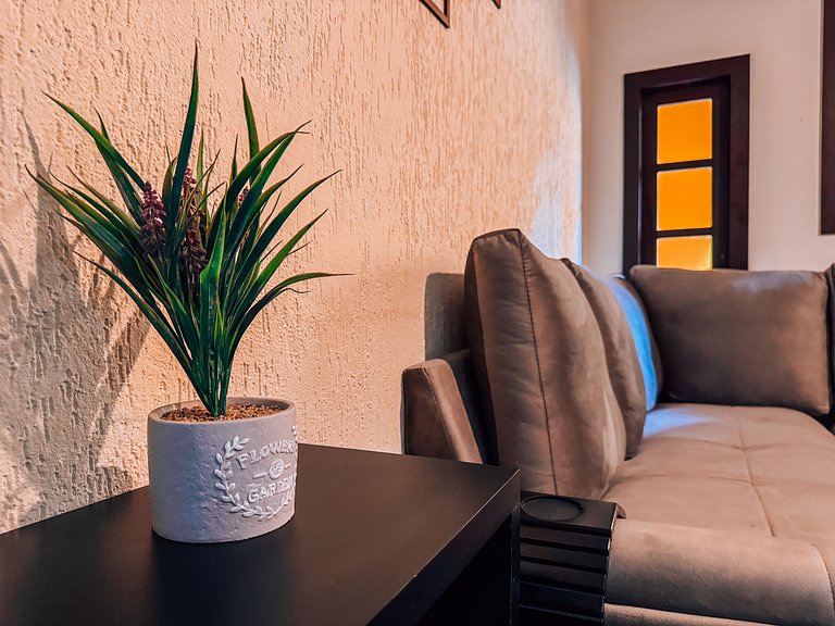 Casa com área gourmet, acomoda até 10 pessoas