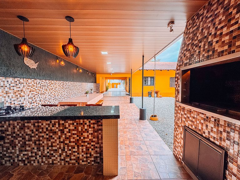 Casa com área gourmet, acomoda até 10 pessoas