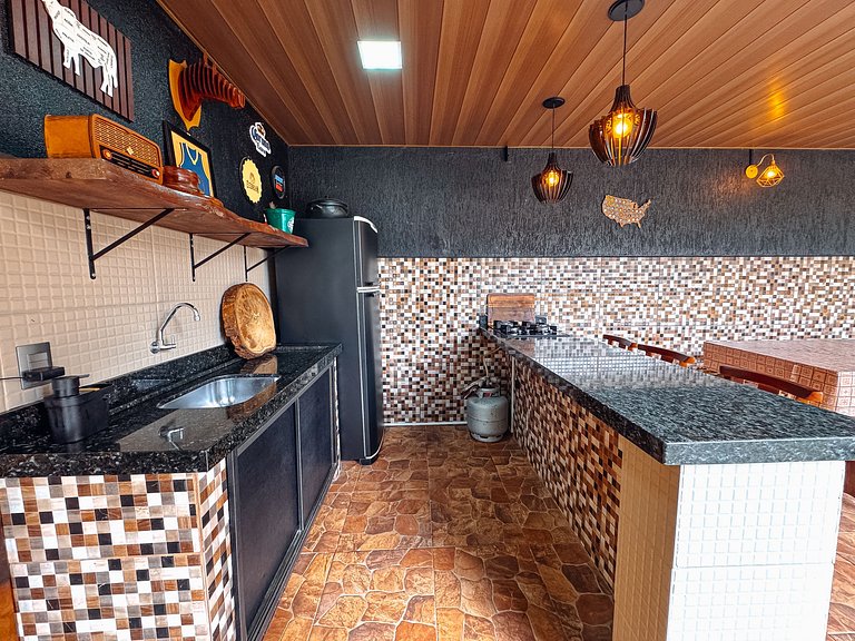 Casa com área gourmet, acomoda até 10 pessoas