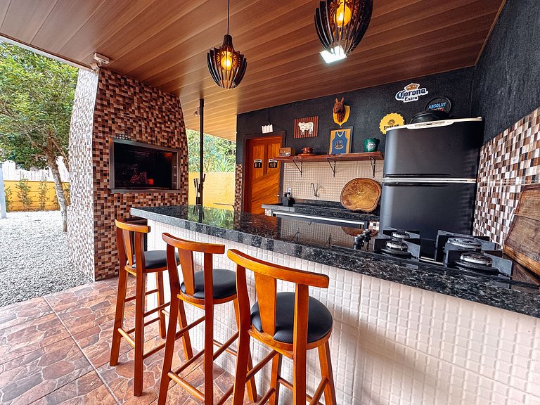 Casa com área gourmet, acomoda até 10 pessoas