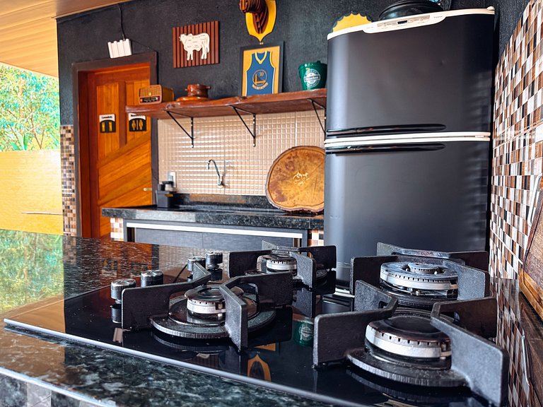 Casa com área gourmet, acomoda até 10 pessoas