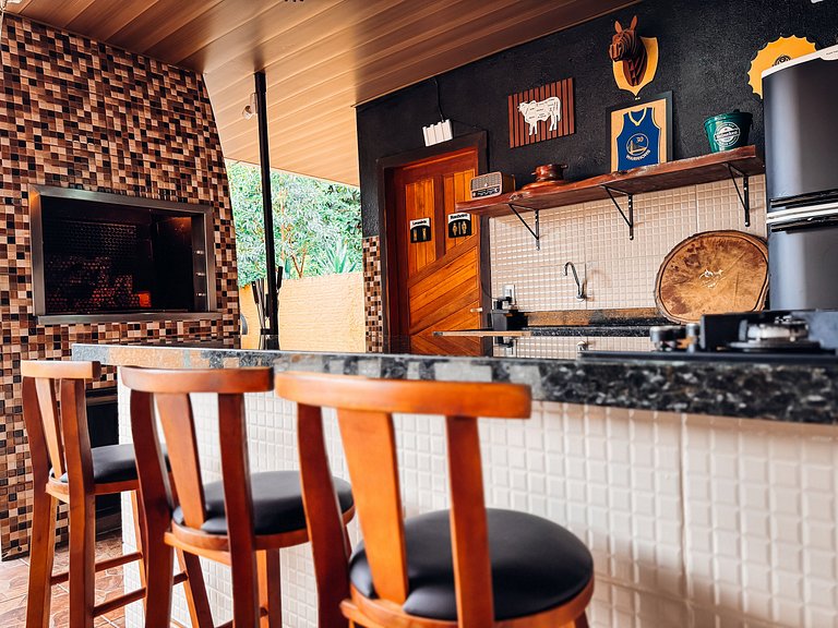 Casa com área gourmet, acomoda até 10 pessoas
