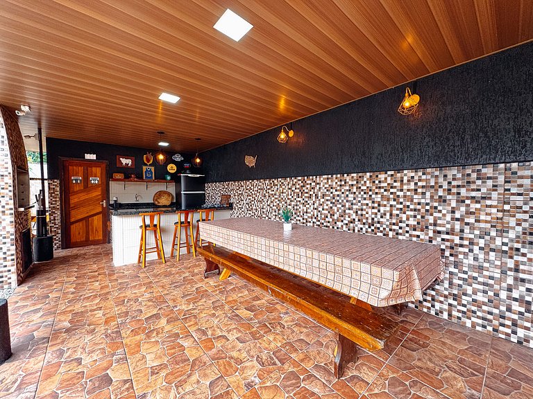 Casa com área gourmet, acomoda até 10 pessoas