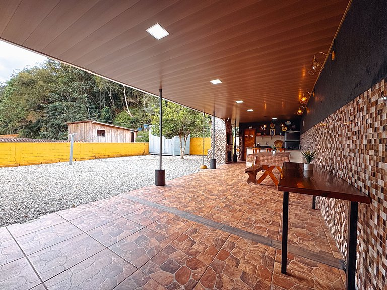 Casa com área gourmet, acomoda até 10 pessoas