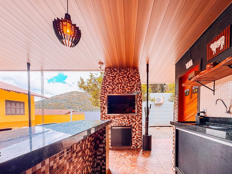 Casa com área gourmet, acomoda até 10 pessoas