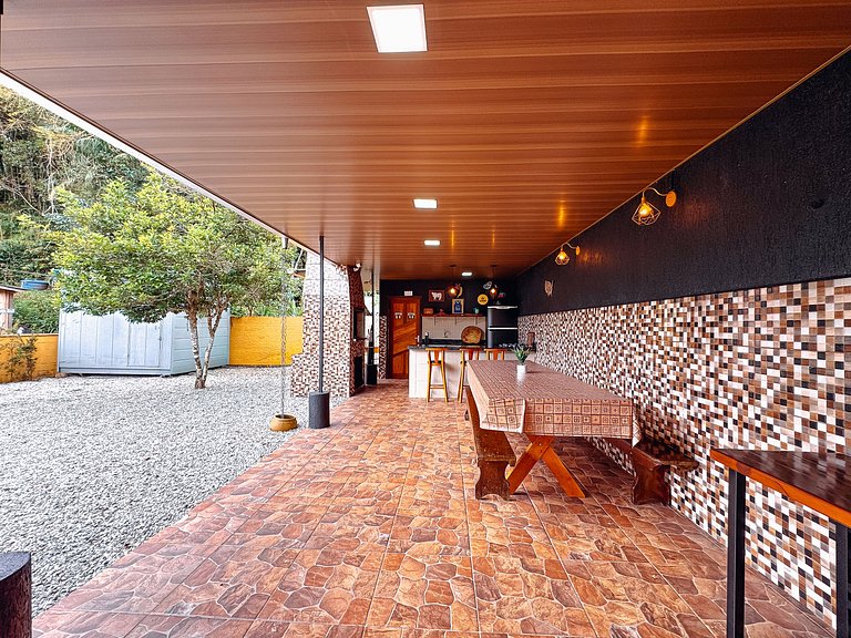 Casa com área gourmet, acomoda até 10 pessoas