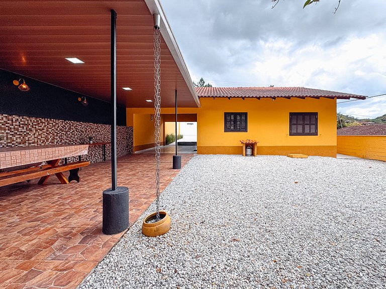 Casa com área gourmet, acomoda até 10 pessoas