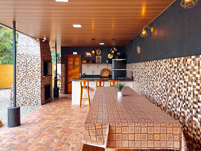 Casa com área gourmet, acomoda até 10 pessoas