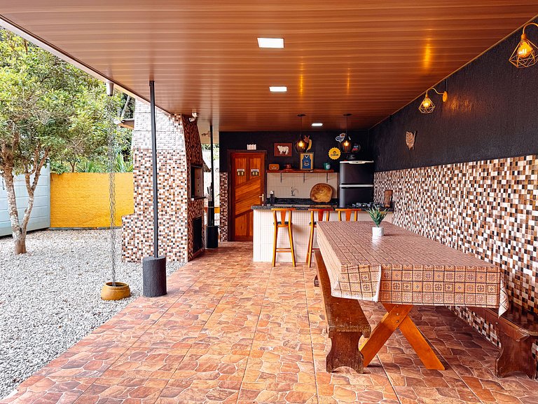 Casa com área gourmet, acomoda até 10 pessoas