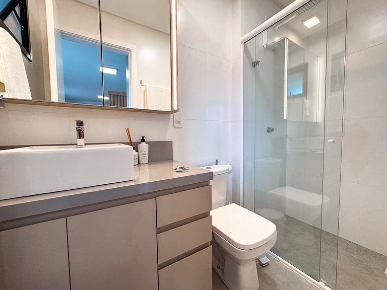 Flat ate 3 pessoas/ prédio com piscina