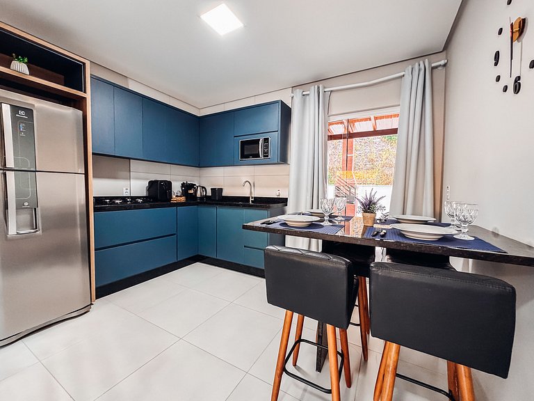 Casa c/ 2 Suítes, Churrasqueira/ Próx. Shoppings