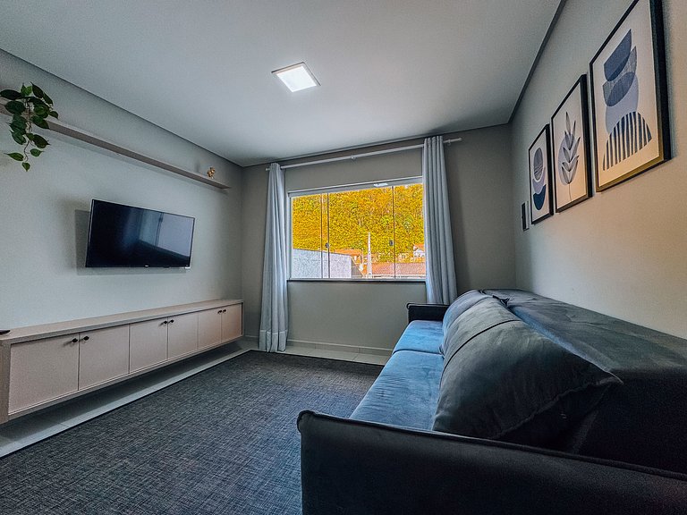 Casa c/ 2 Suítes, Churrasqueira/ Próx. Shoppings