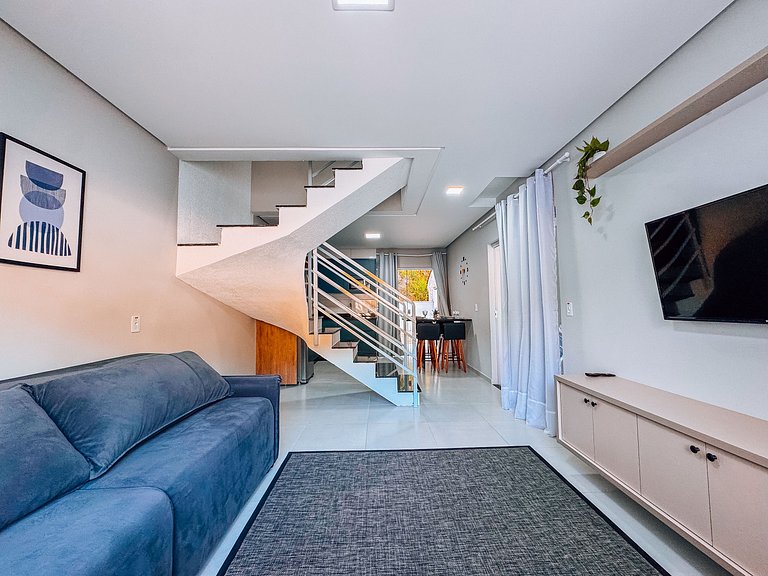 Casa c/ 2 Suítes, Churrasqueira/ Próx. Shoppings