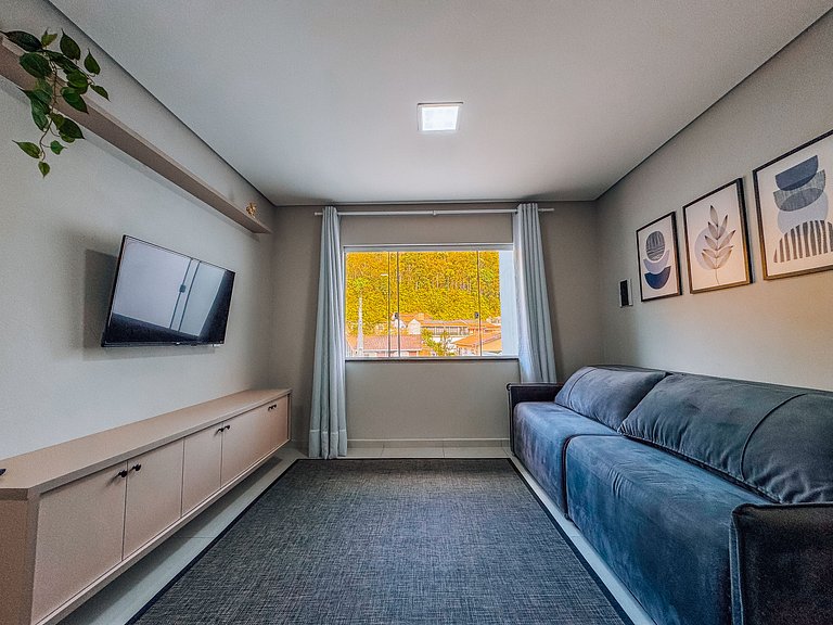 Casa c/ 2 Suítes, Churrasqueira/ Próx. Shoppings