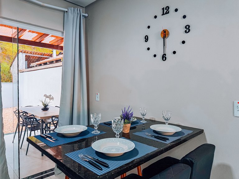 Casa c/ 2 Suítes, Churrasqueira/ Próx. Shoppings