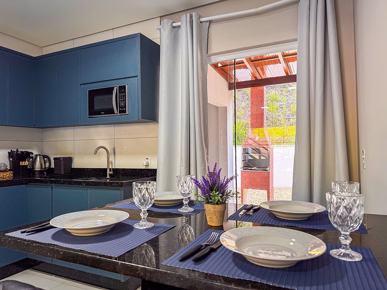 Casa c/ 2 Suítes, Churrasqueira/ Próx. Shoppings